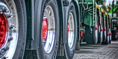 Trakcja opon ciężarowych – co to jest?